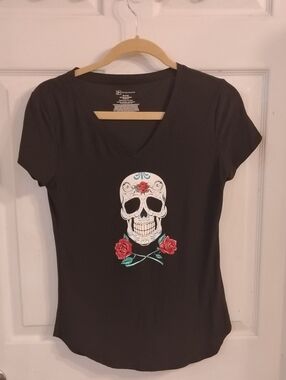 No Boundaries Black Short Sleeve V-Neck Tee with Sugar Skull & Red Roses, Size M